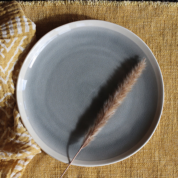ASSIETTE PLATE CAP 27.5CM EN GRÈS BLANC ET GRIS – Assiette – HygiRéa