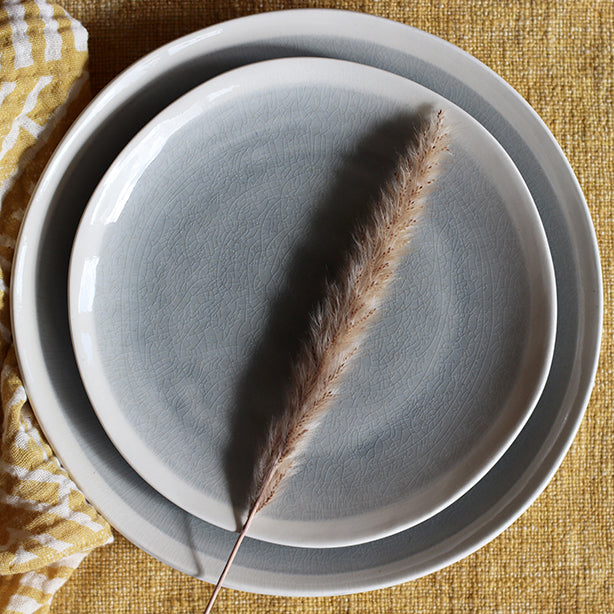 ASSIETTE À DESSERT CAP 22CM EN GRÈS BLANC ET GRIS – Assiette – HygiRéa